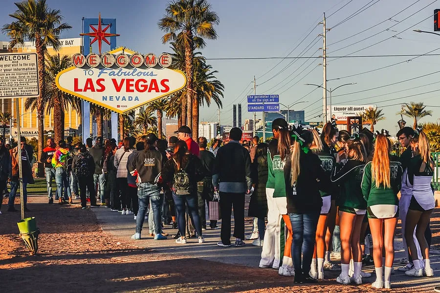 Avoiding Crowds in Vegas
