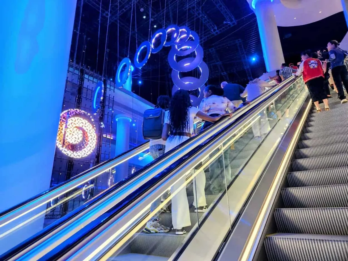 Sphere escalators with holographic display