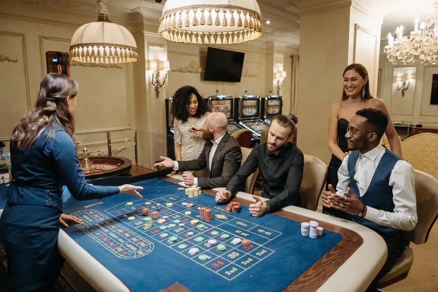 Benefits and Disadvantages of a Casino Dealer