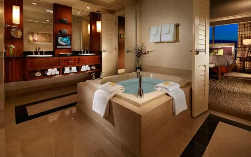 mandalay-bay-bathroom