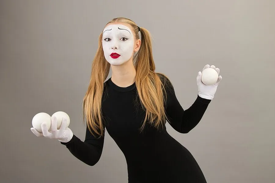 18. Mimes at the Paris Hotel