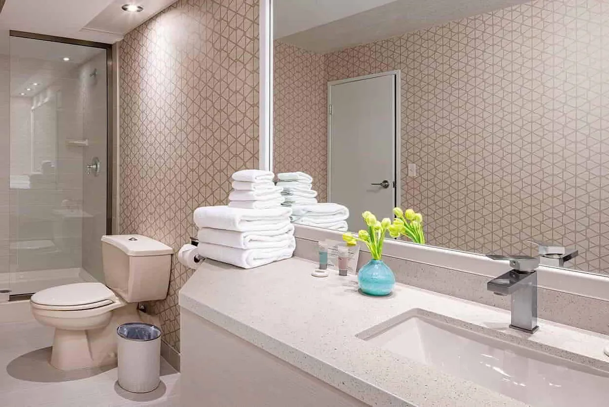 Luxor Pyramid Corner Suite
