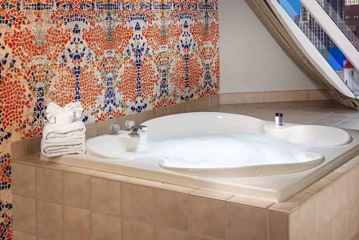 Luxor Pyramid Corner Suite
