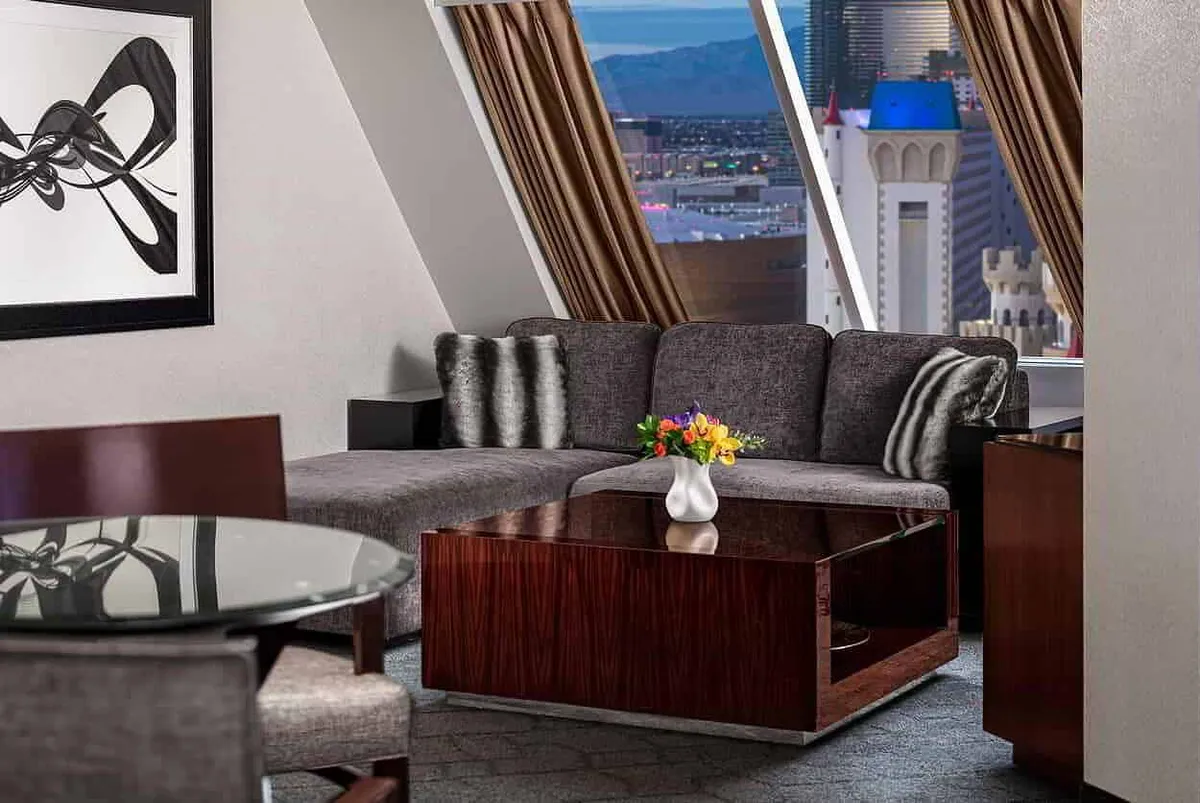 Luxor Pyramid Corner Suite