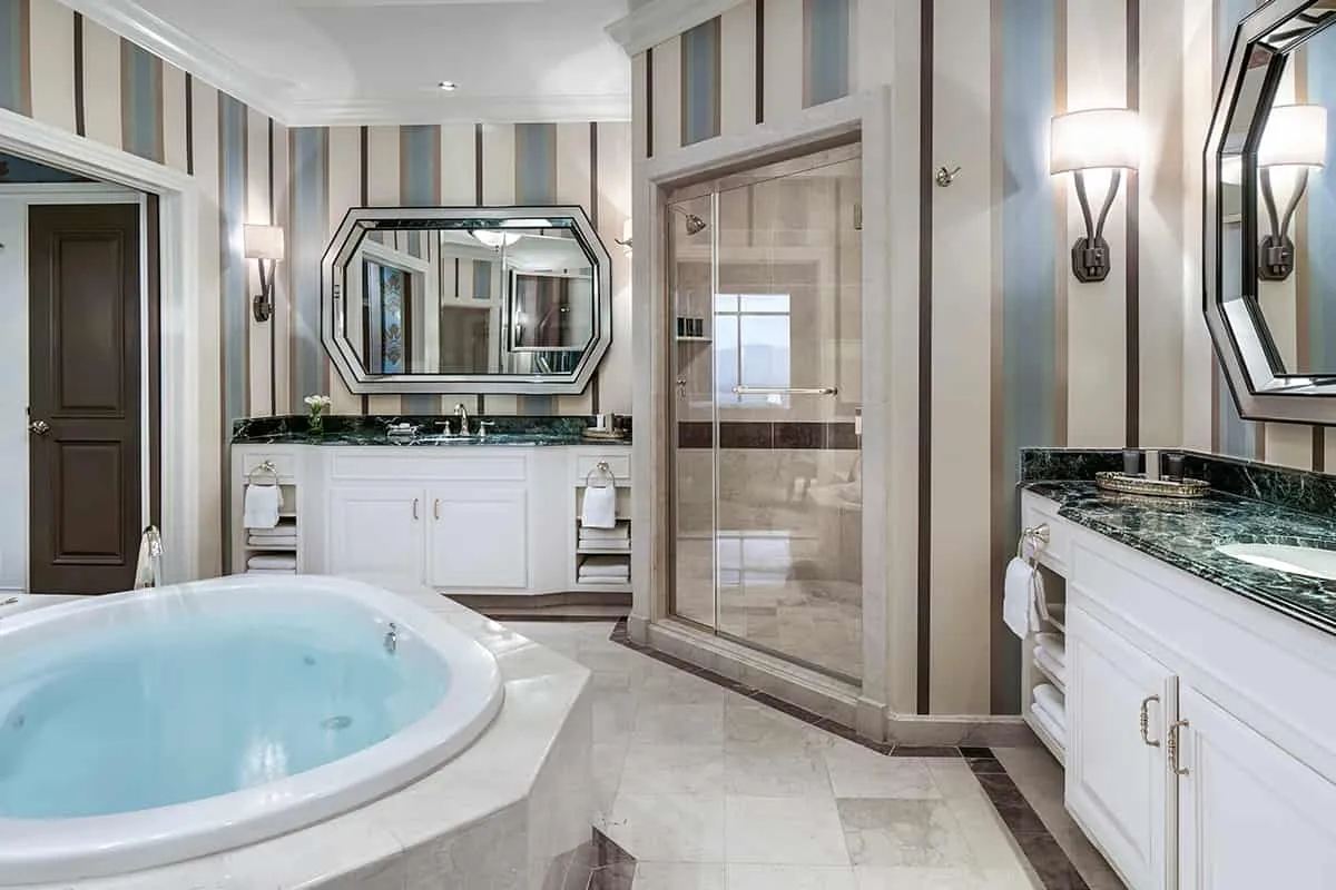 Grand one Bedroom Suite Bathroom