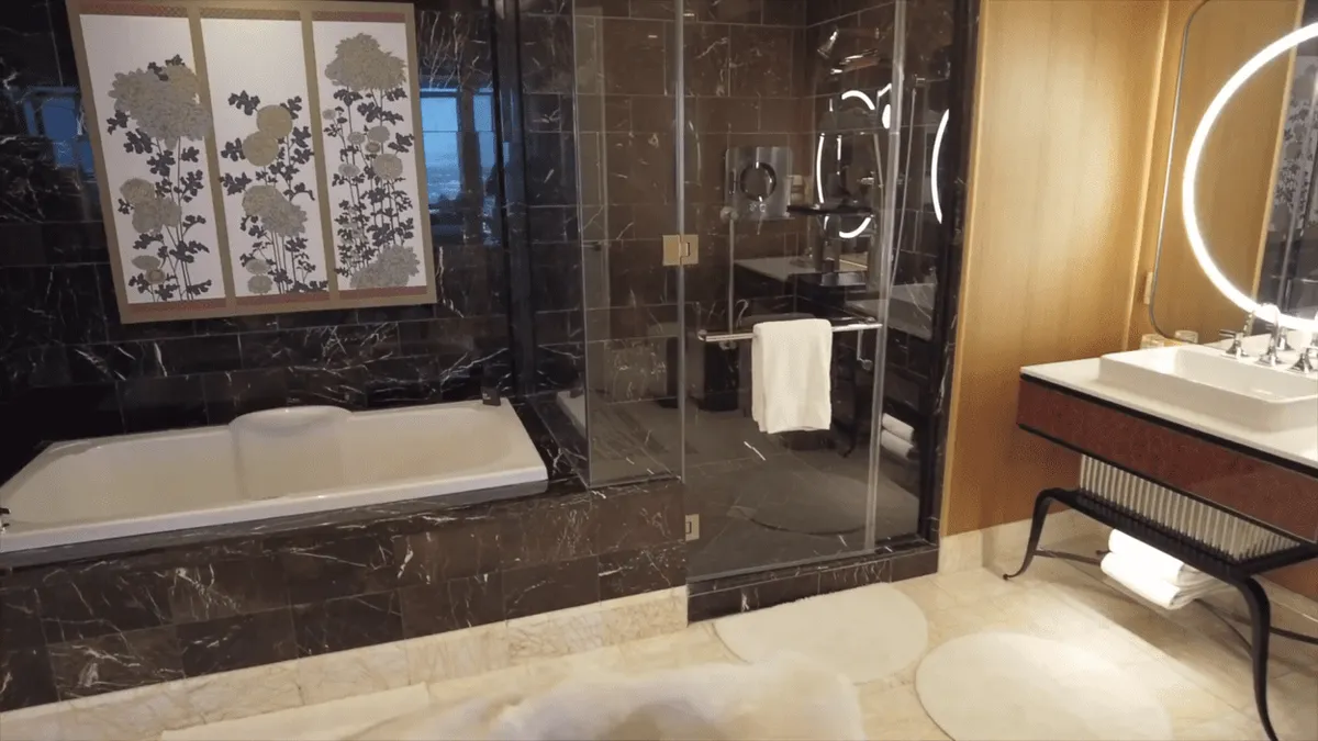 Parlor Suite’s bathroom bathtub