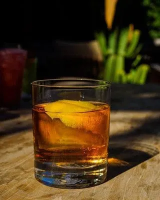 cocktail connoisseurs