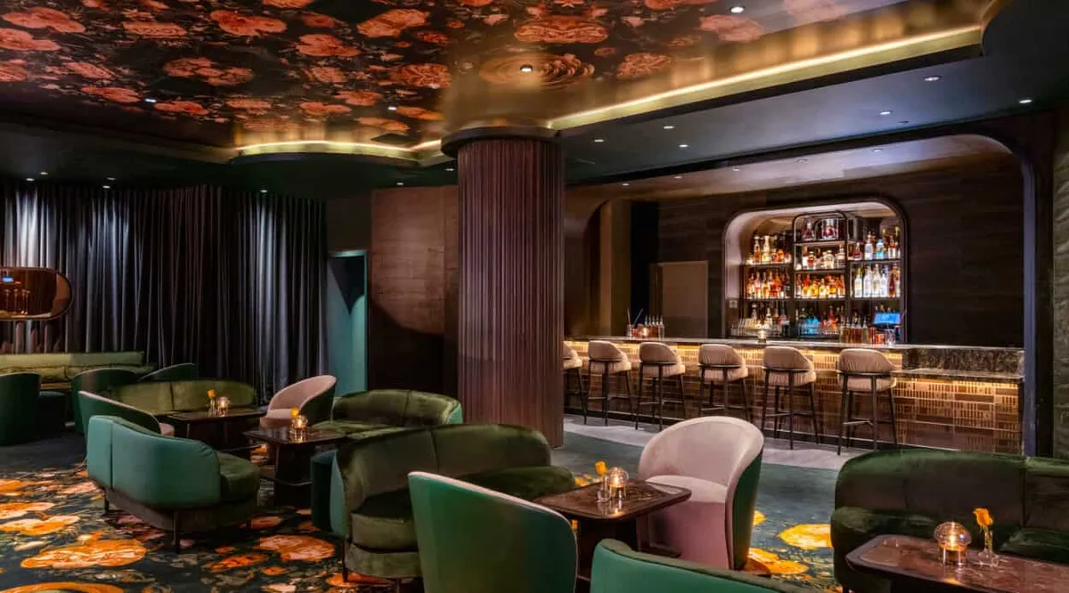 Easys Cocktail Lounge Bar and Tables