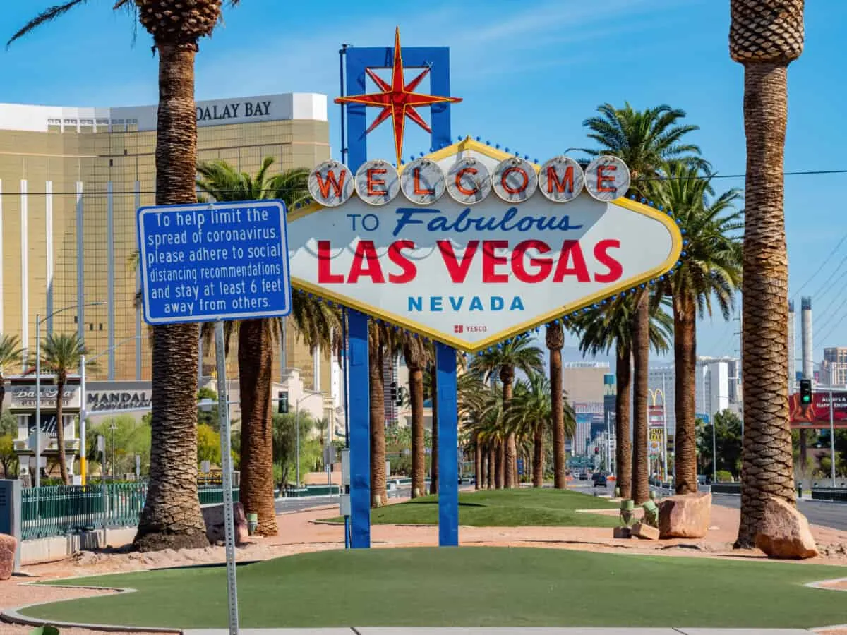 Take A Photo At The Las Vegas Sign