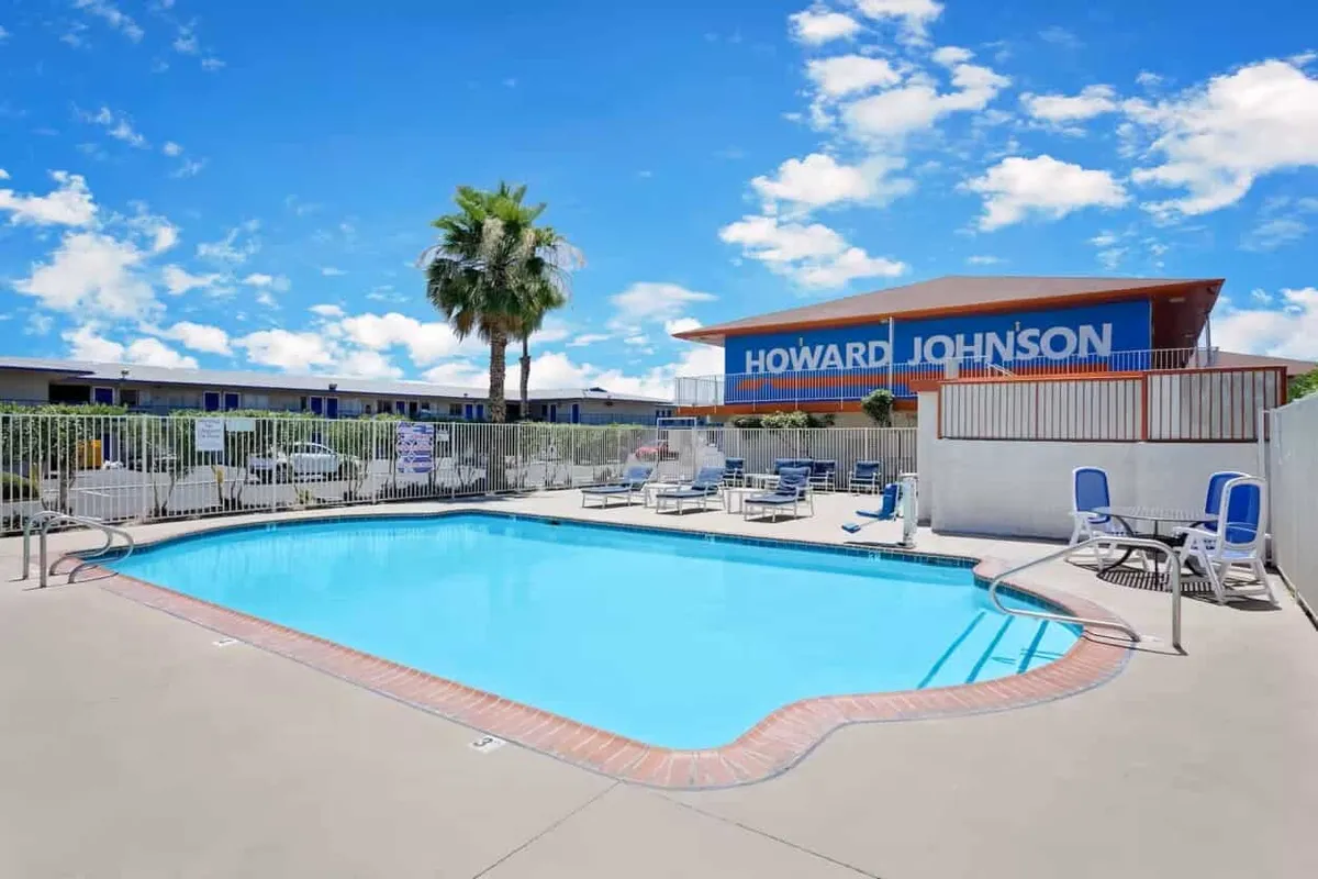 Howard Johnson by Wyndham Las Vegas Pool