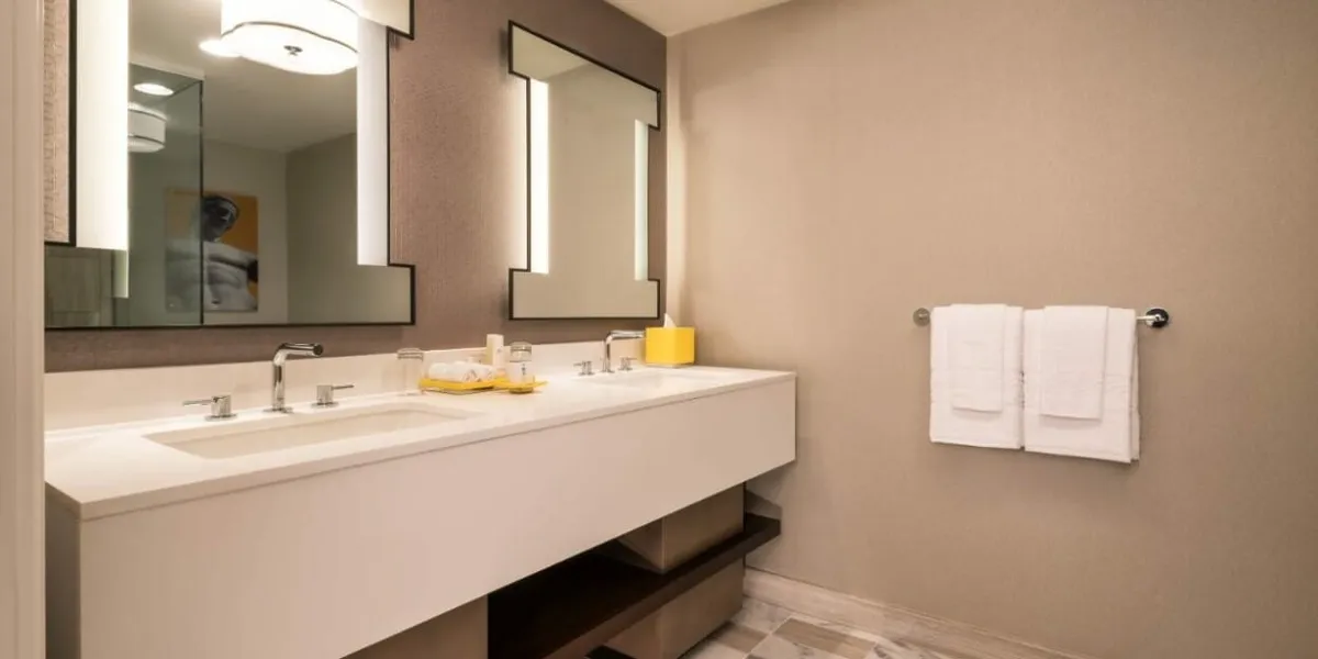 Julius Tower Rooms & Suites Bathroom