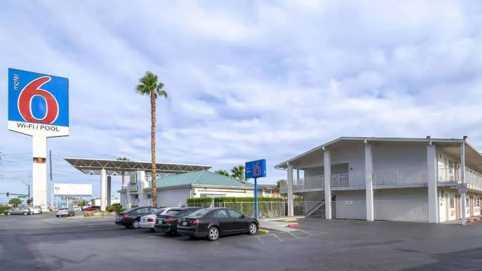 Motel 6 Las Vegas Parking