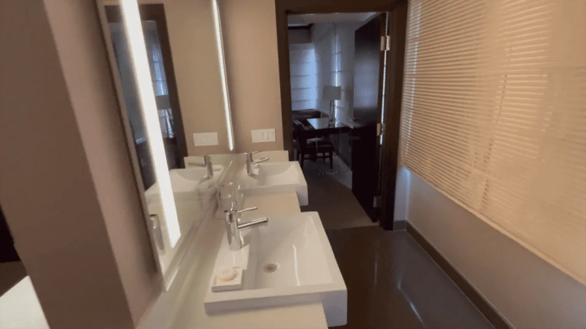 Suite Bathroom
