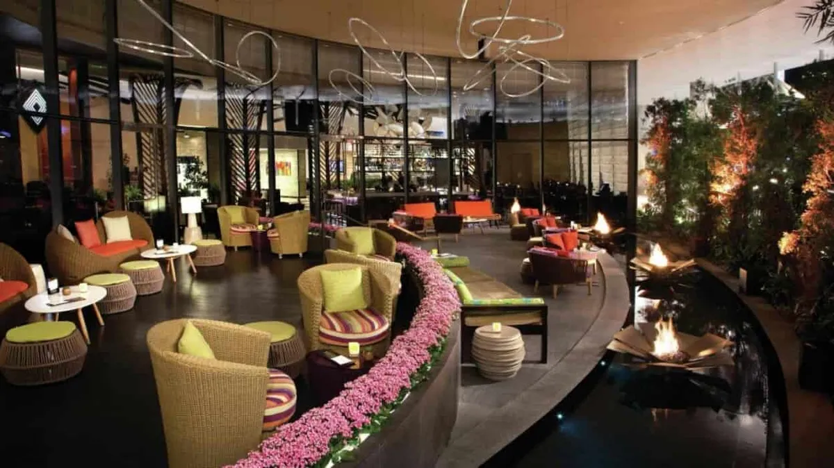Vice Versa Patio & Lounge Dining Area