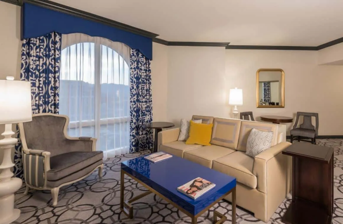 Burgundy Executive Suite King or Queen (Non-Smoking)