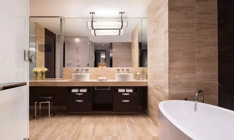 Waldorf Junior Suite Bathroom