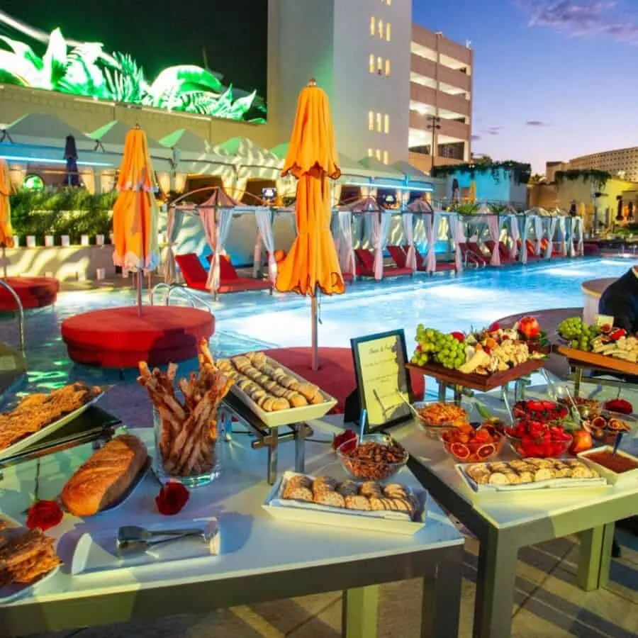 Azilo Ultra Pool Dining