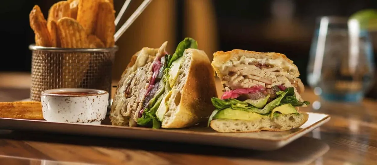 dellas kitchen turkey club