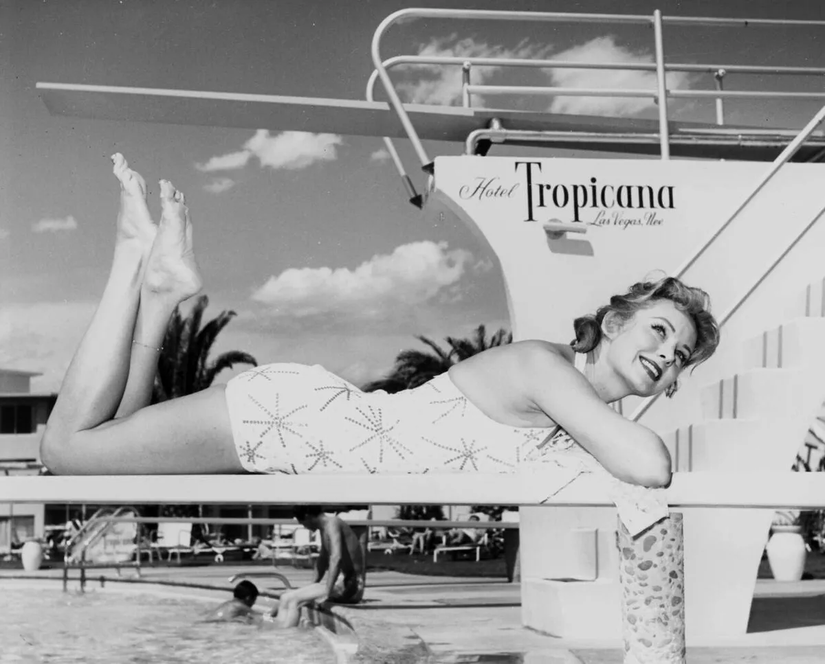 1957 Rhonda Fleming at the Tropicana pool